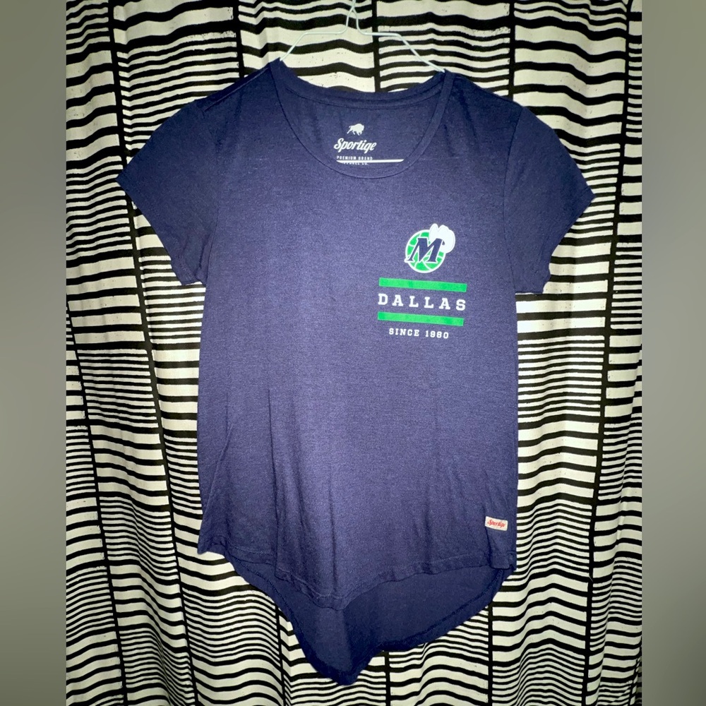 DALLAS MAVERICKS SPORTIQE WOMEN'S HWC HI-LOW TEE